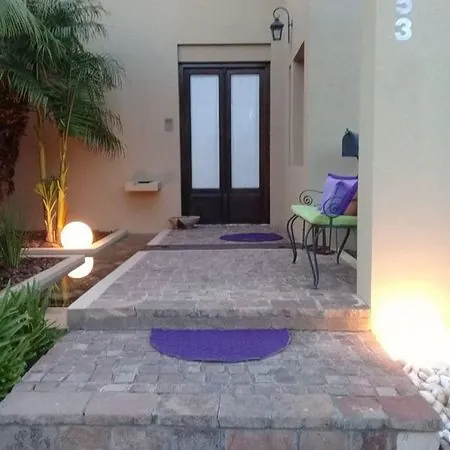 Entrada de una casa familiar diseñada por Family Houses, con iluminación cálida y detalles decorativos