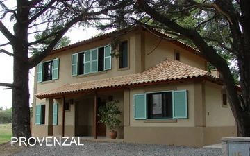 Casa provenzal, muy calida.