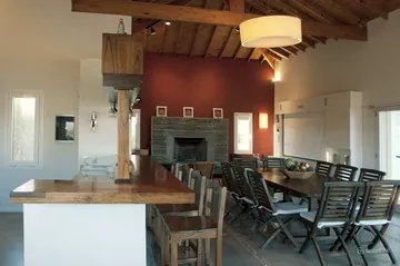 Barra de tragos y sector de fuegos en quincho