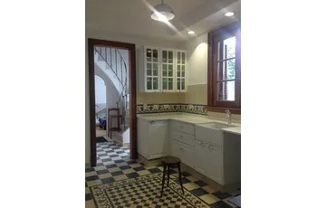 Pisos en mosaicos calcáreos en damero en remodelación de casa Tudor