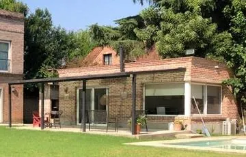 Quincho y sector de fuegos en casa remodelada en San Isidro