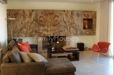 Estar con hogar revestido en mármol